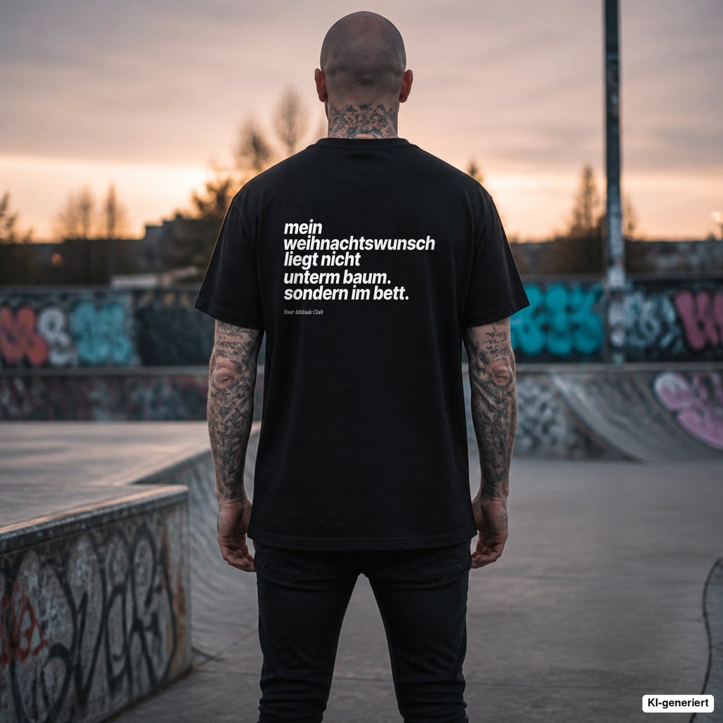 Mein Weihnachtswunsch liegt nicht unterm Baum. Sondern im Bett. – schwarzes Oversize T-Shirt mit weißem Backprint, Herren