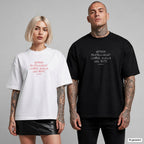 Unterm Mistelzweig? Lieber gleich ins Bett. – Oversize T-Shirt Weihnachten mit Frontprint, Frau in Weiß mit rotem und Mann in Schwarz mit weißem Aufdruck