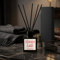 Duftdiffusor mit Spruch Always Late – rotes Design auf weißem Etikett