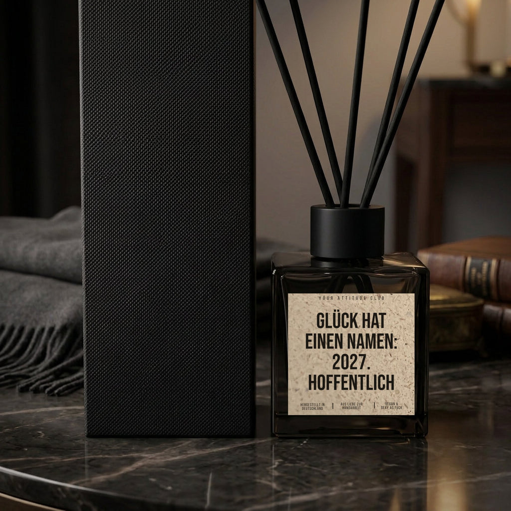 Diffusor Glück hat einen Namen: 2027. Hoffentlich. Nahaufnahme Naturgras-Etikett