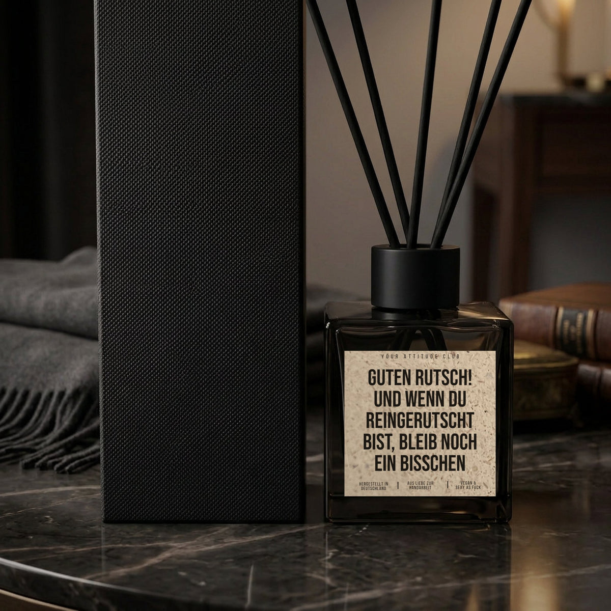 Diffusor Guten Rutsch! Und wenn du reingerutscht bist, bleib noch ein bisschen. Nahaufnahme Naturgras-Etikett