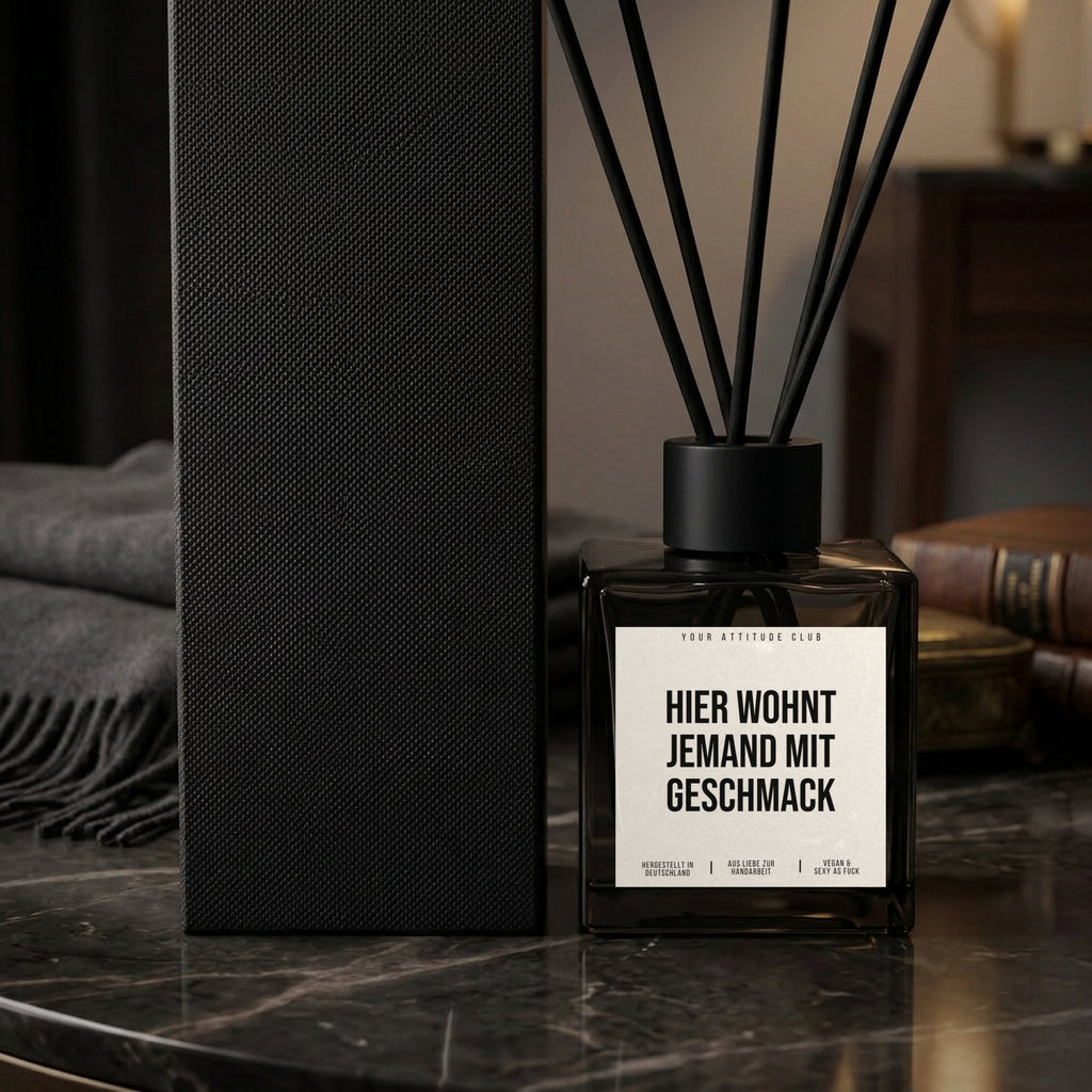 Diffusor Hier wohnt jemand mit Geschmack. Nahaufnahme weißes Etikett