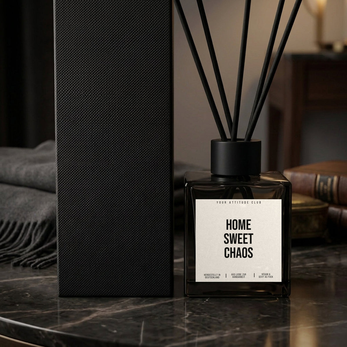 Diffusor Home sweet chaos. Nahaufnahme weißes Etikett
