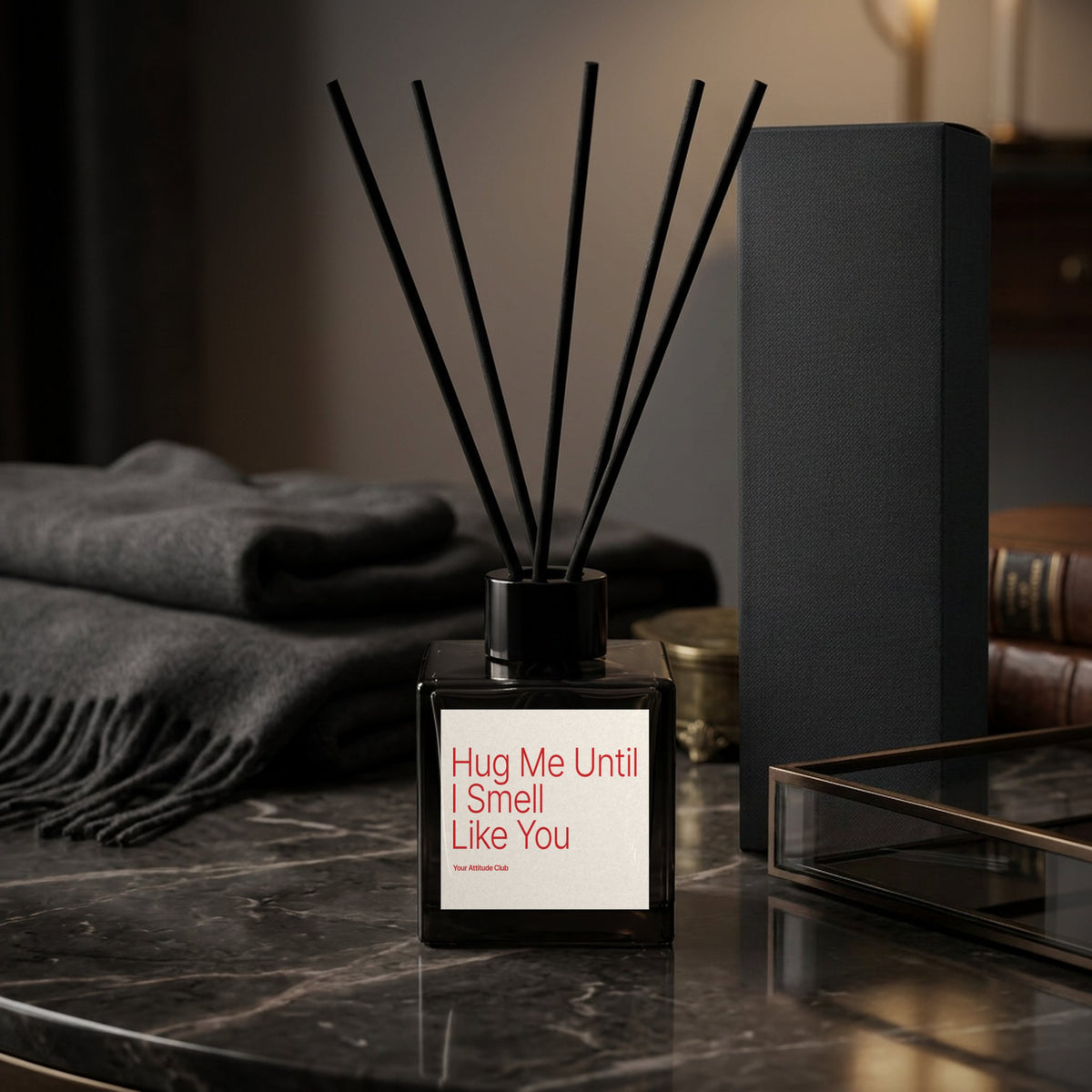 Duftdiffusor mit Spruch Hug Me Until I Smell Like You – rotes Design auf weißem Etikett