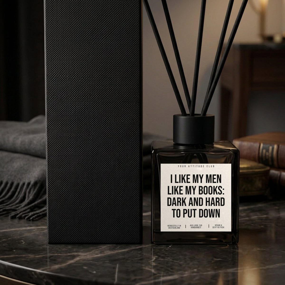 Diffusor I LIKE MY MEN LIKE MY BOOKS: DARK AND HARD TO PUT DOWN Nahaufnahme weißes Etikett