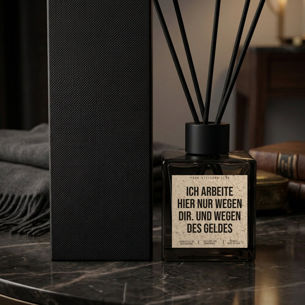 Diffusor Ich arbeite hier nur wegen dir. Und wegen des Geldes. Nahaufnahme Naturgras-Etikett