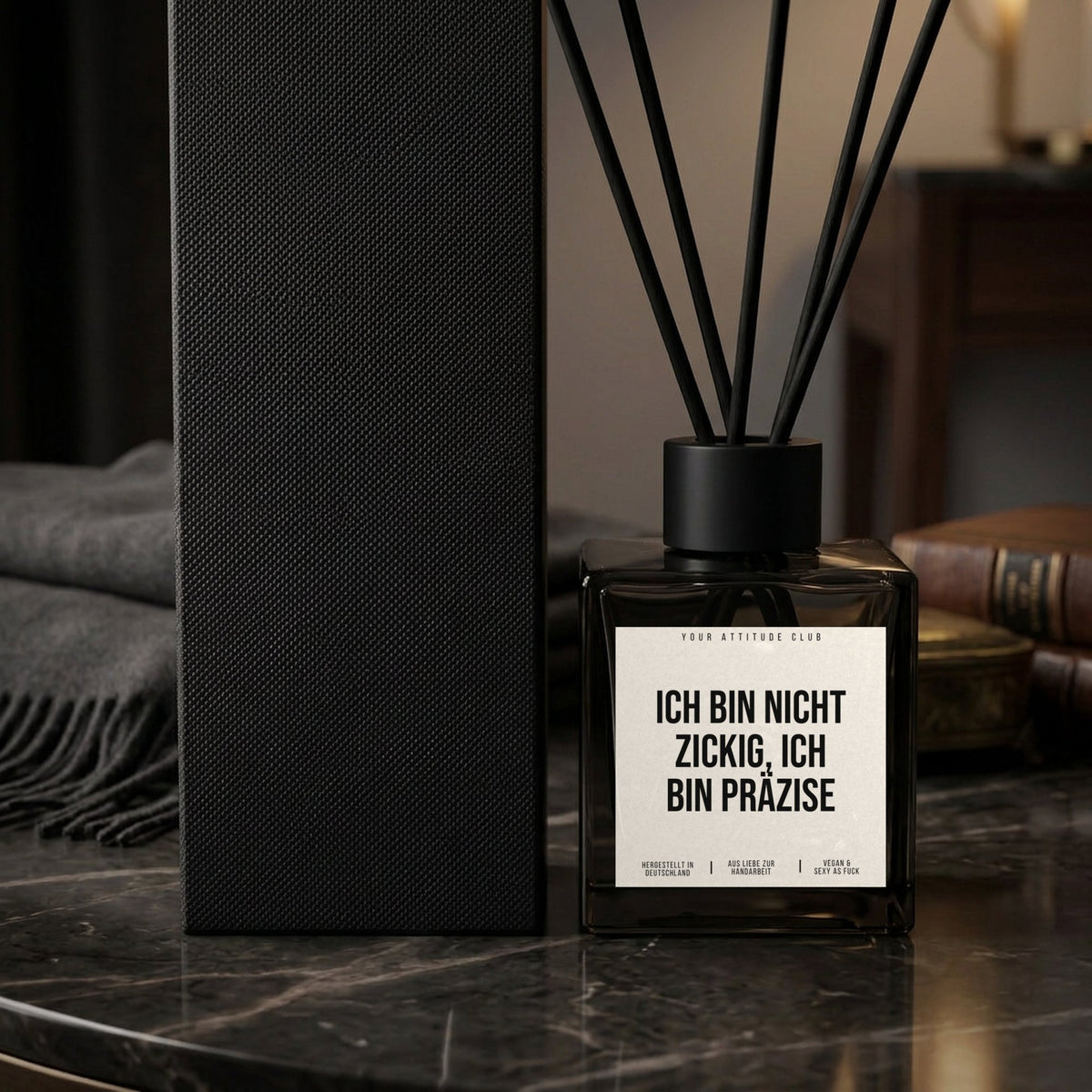 Diffusor Ich bin nicht zickig, ich bin präzise. Nahaufnahme weißes Etikett