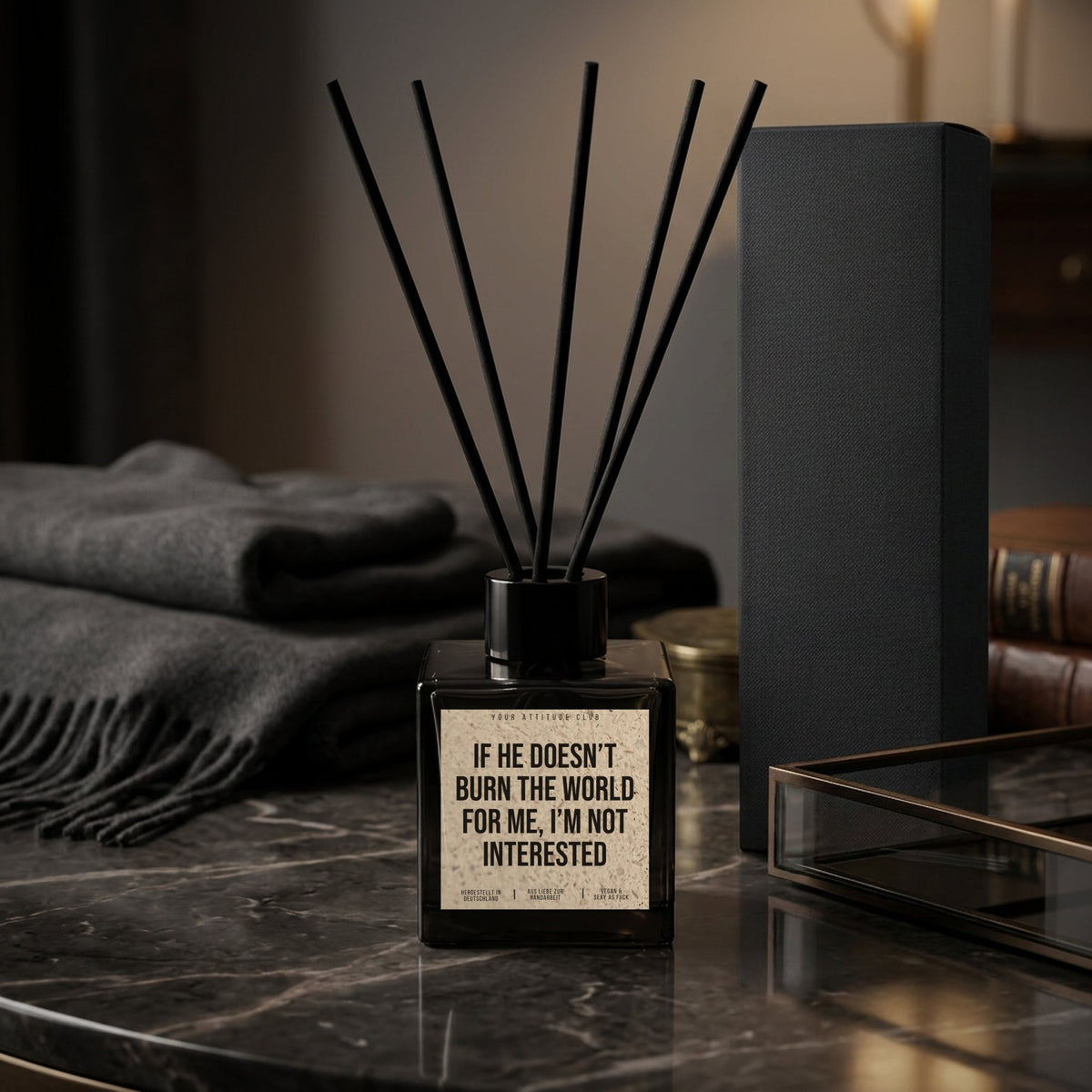 Duftdiffusor mit Spruch IF HE DOESN’T BURN THE WORLD FOR ME, I’M NOT INTERESTED – Naturgras-Etikett