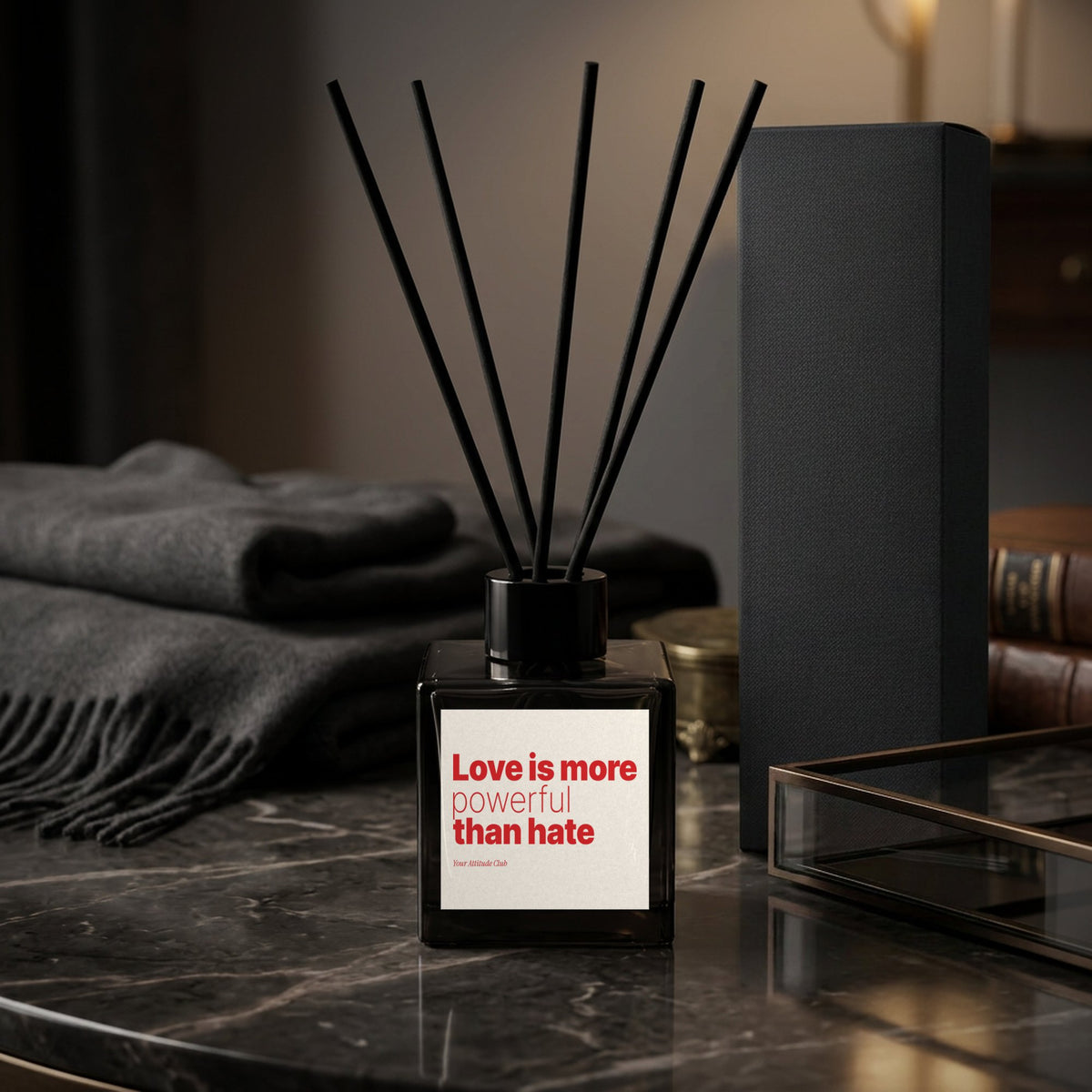 Duftdiffusor mit Spruch Love is more powerful than hate – rotes Design auf weißem Etikett