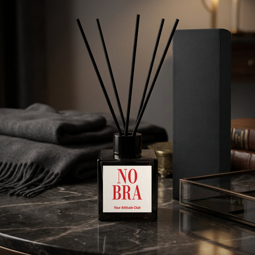 Duftdiffusor mit Spruch No Bra – rotes Design auf weißem Etikett