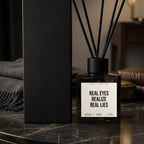 Diffusor Real eyes realize real lies Nahaufnahme weißes Etikett