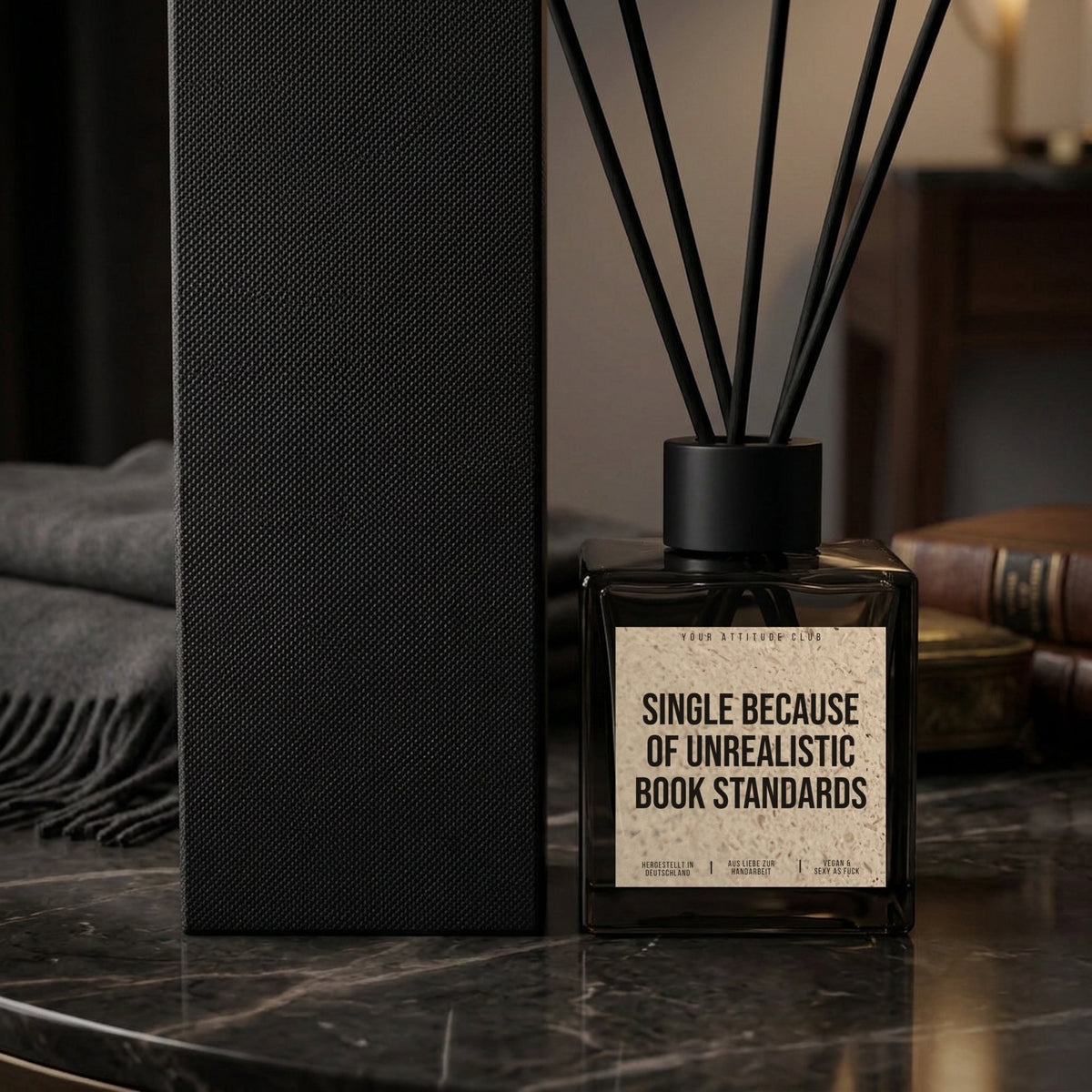 Diffusor SINGLE BECAUSE OF UNREALISTIC BOOK STANDARDS Nahaufnahme Naturgras-Etikett