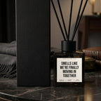 Diffusor Smells like we’re finally moving in together. Nahaufnahme weißes Etikett