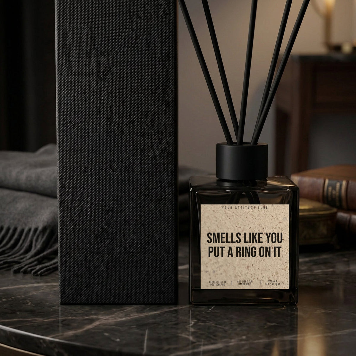 Diffusor Smells like you put a ring on it. Nahaufnahme Naturgras-Etikett