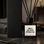 Diffusor Smells like you’re officially old. Nahaufnahme weißes Etikett