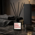 Duftdiffusor mit Spruch Sorry For Being So Sexy And Funny, IDK What’s Wrong With Me – rotes Design auf weißem Etikett