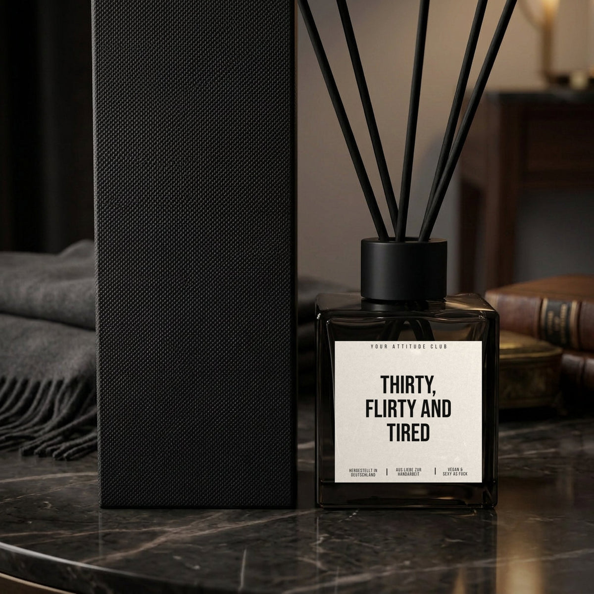 Diffusor Thirty, flirty and tired. Nahaufnahme weißes Etikett