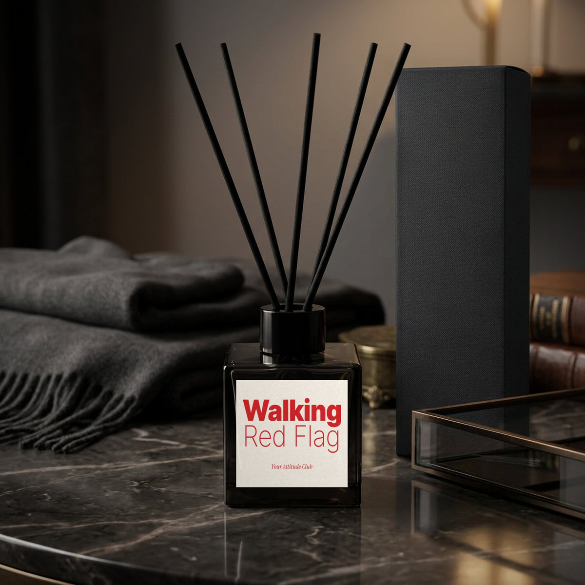 Duftdiffusor mit Spruch Walking Red Flag – rotes Design auf weißem Etikett