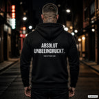 ABSOLUT UNBEEINDRUCKT. – schwarzer Hoodie mit weißem Backprint, Herren in der Stadt bei Nacht