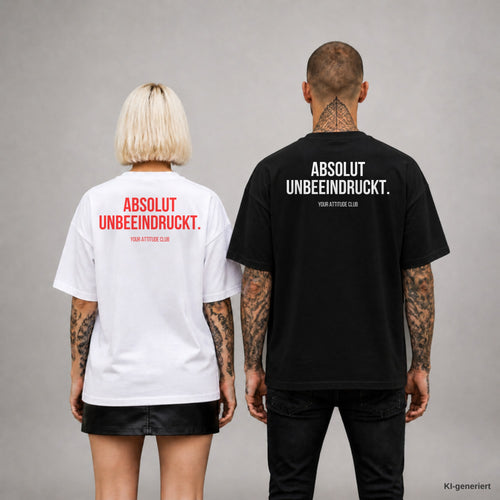 ABSOLUT UNBEEINDRUCKT. – Oversize T-Shirt Unisex mit Backprint, Frau in Weiß mit rotem und Mann in Schwarz mit weißem Aufdruck