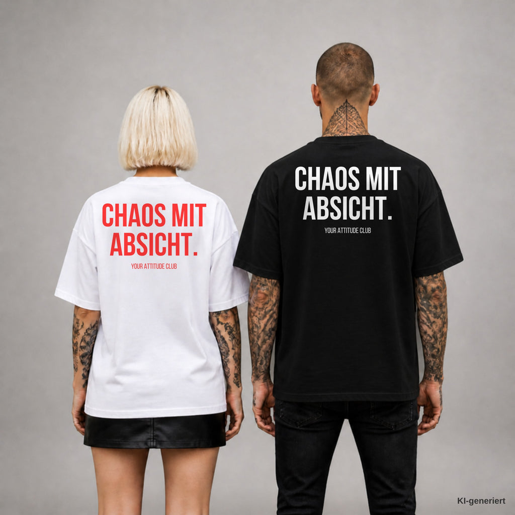 CHAOS MIT ABSICHT. – Oversize T-Shirt Unisex mit Backprint, Frau in Weiß mit rotem und Mann in Schwarz mit weißem Aufdruck