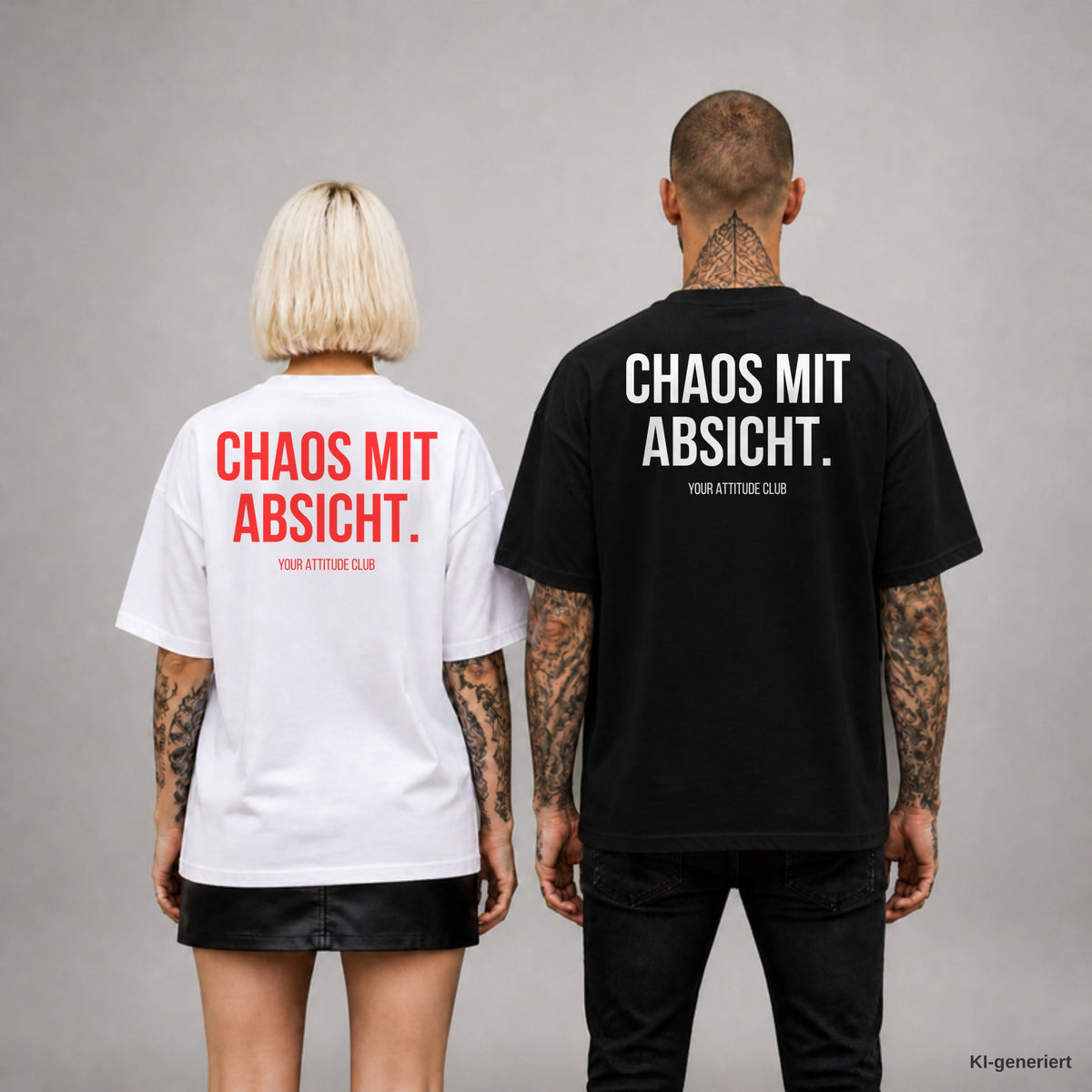 CHAOS MIT ABSICHT. – Oversize T-Shirt Unisex mit Backprint, Frau in Weiß mit rotem und Mann in Schwarz mit weißem Aufdruck