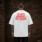 DIE WITH MEMORIES, NOT DREAMS – weißes Oversize T-Shirt mit rotem Backprint, Herren