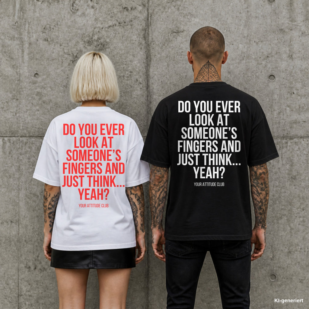 DO YOU EVER LOOK AT SOMEONE’S FINGERS AND JUST THINK... YEAH? – Oversize Shirt mit Spruch auf dem Rücken, Paar in Weiß und Schwarz vor Betonwand