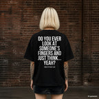 DO YOU EVER LOOK AT SOMEONE’S FINGERS AND JUST THINK... YEAH? – schwarzes Oversize T-Shirt mit weißem Backprint, Damen