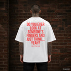 DO YOU EVER LOOK AT SOMEONE’S FINGERS AND JUST THINK... YEAH? – weißes Oversize T-Shirt mit rotem Backprint, Herren