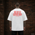 DON’T USE AI TO MAKE ART. USE CHILDHOOD TRAUMA LIKE A REAL ARTIST. – weißes Oversize T-Shirt mit rotem Backprint, Herren