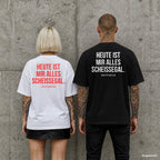 HEUTE IST MIR ALLES SCHEISSEGAL. – Oversize Shirt mit Spruch auf dem Rücken, Paar in Weiß und Schwarz vor Betonwand
