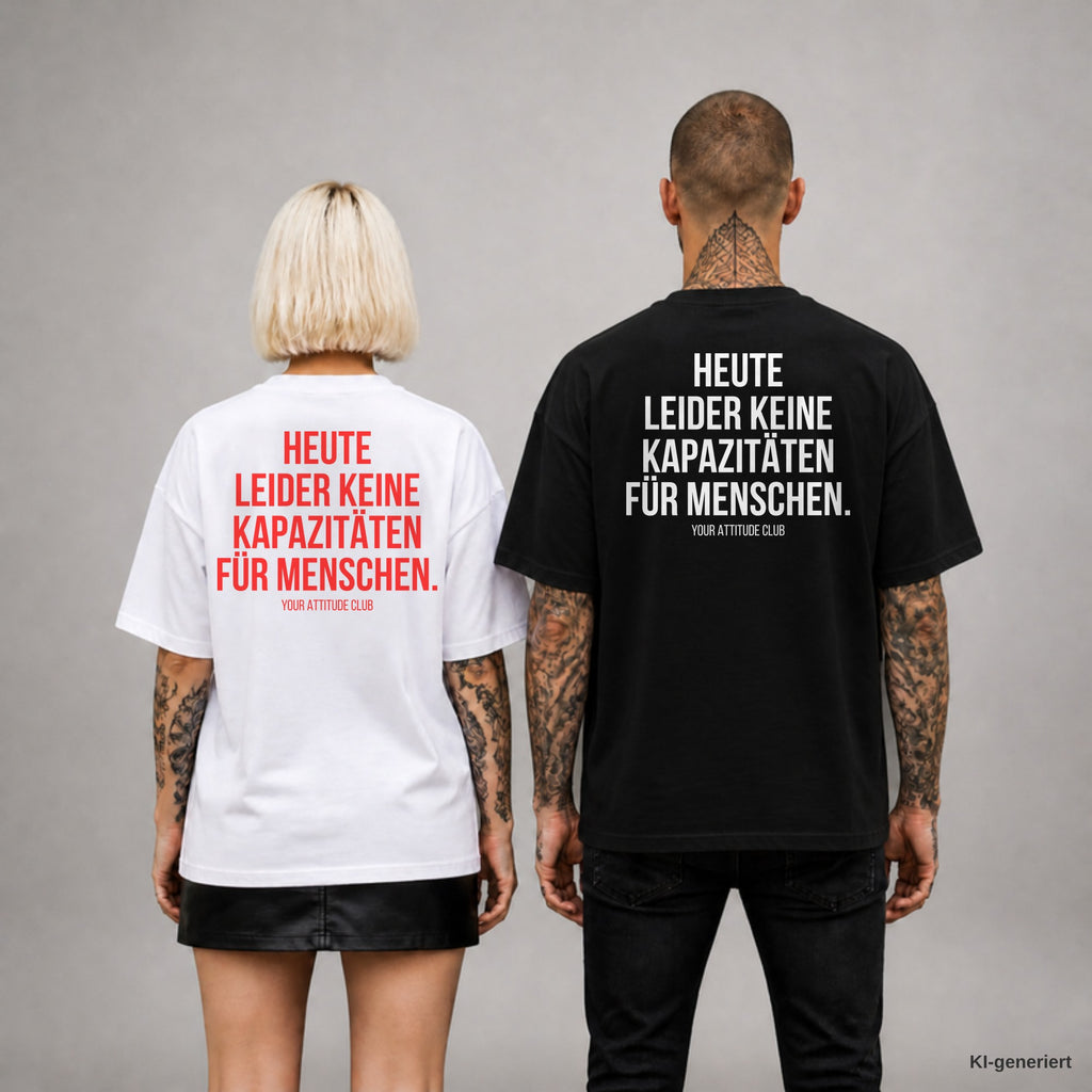 HEUTE LEIDER KEINE KAPAZITÄTEN FÜR MENSCHEN. – Oversize T-Shirt Unisex mit Backprint, Frau in Weiß mit rotem und Mann in Schwarz mit weißem Aufdruck