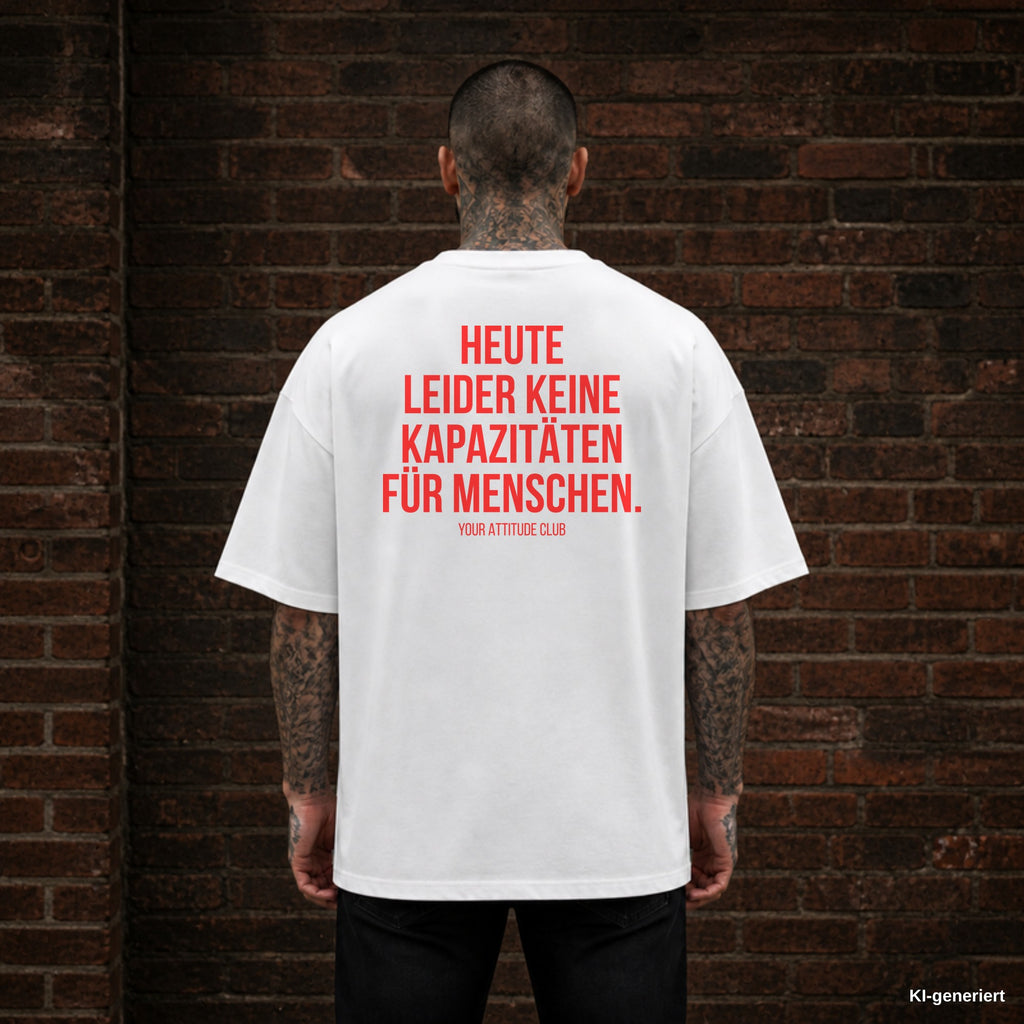 HEUTE LEIDER KEINE KAPAZITÄTEN FÜR MENSCHEN. – weißes Oversize T-Shirt mit rotem Backprint, Herren
