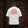 HEUTE LEIDER KEINE KAPAZITÄTEN FÜR MENSCHEN. – weißes Oversize T-Shirt mit rotem Backprint, Herren