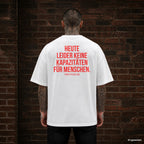 HEUTE LEIDER KEINE KAPAZITÄTEN FÜR MENSCHEN. – weißes Oversize T-Shirt mit rotem Backprint, Herren