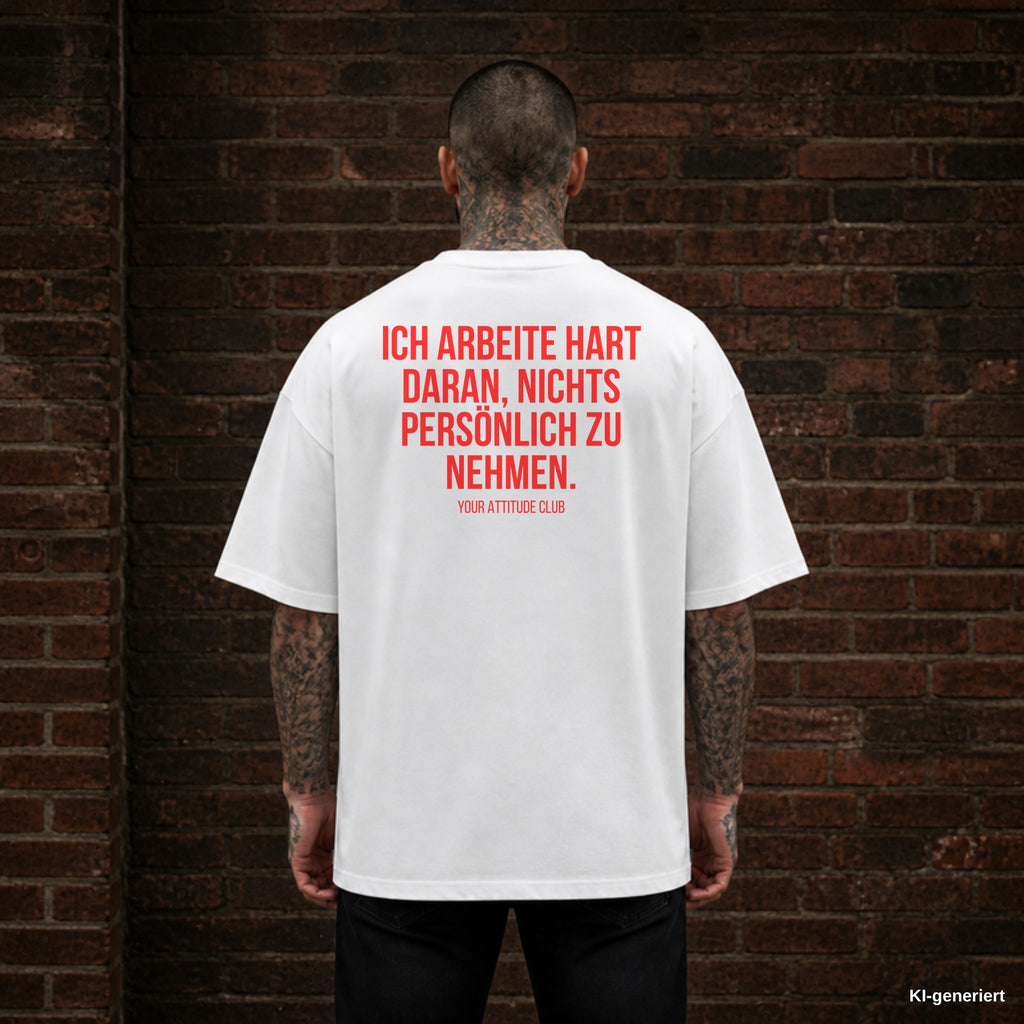 ICH ARBEITE HART DARAN, NICHTS PERSÖNLICH ZU NEHMEN. – weißes Oversize T-Shirt mit rotem Backprint, Herren