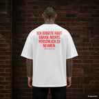 ICH ARBEITE HART DARAN, NICHTS PERSÖNLICH ZU NEHMEN. – weißes Oversize T-Shirt mit rotem Backprint, Herren