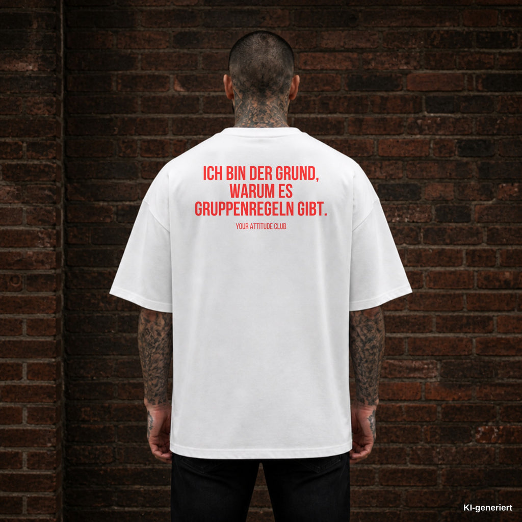 ICH BIN DER GRUND, WARUM ES GRUPPENREGELN GIBT. – weißes Oversize T-Shirt mit rotem Backprint, Herren