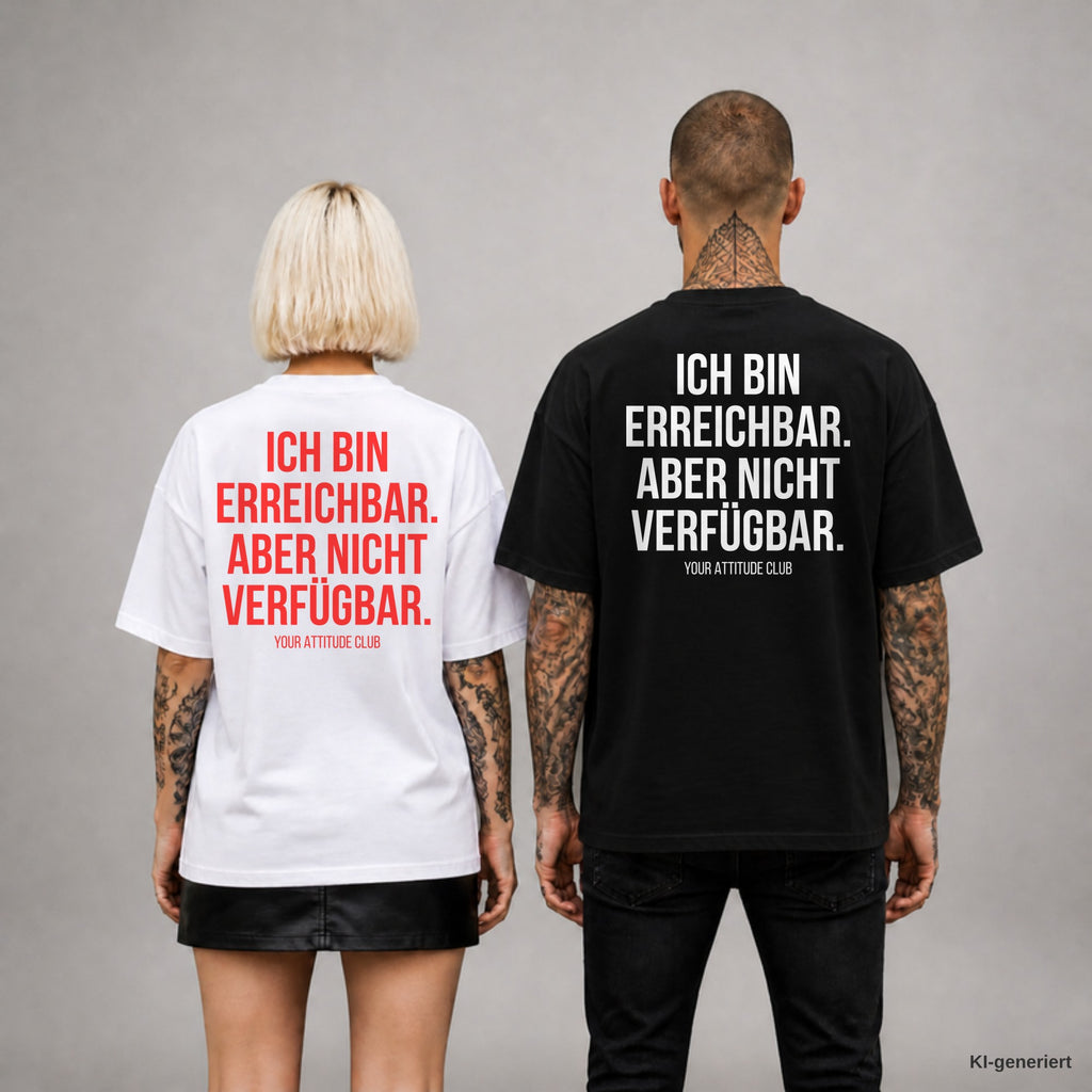 ICH BIN ERREICHBAR. ABER NICHT VERFÜGBAR. – Oversize T-Shirt Unisex mit Backprint, Frau in Weiß mit rotem und Mann in Schwarz mit weißem Aufdruck