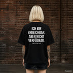 ICH BIN ERREICHBAR. ABER NICHT VERFÜGBAR. – schwarzes Oversize T-Shirt mit weißem Backprint, Damen