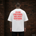 ICH BIN ERREICHBAR. ABER NICHT VERFÜGBAR. – weißes Oversize T-Shirt mit rotem Backprint, Herren
