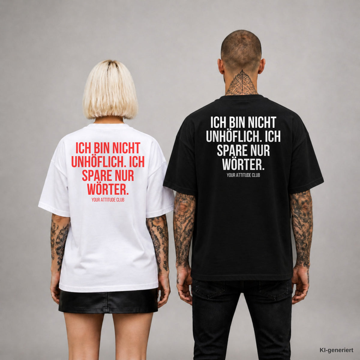 ICH BIN NICHT UNHÖFLICH. ICH SPARE NUR WÖRTER. – Oversize T-Shirt Unisex mit Backprint, Frau in Weiß mit rotem und Mann in Schwarz mit weißem Aufdruck