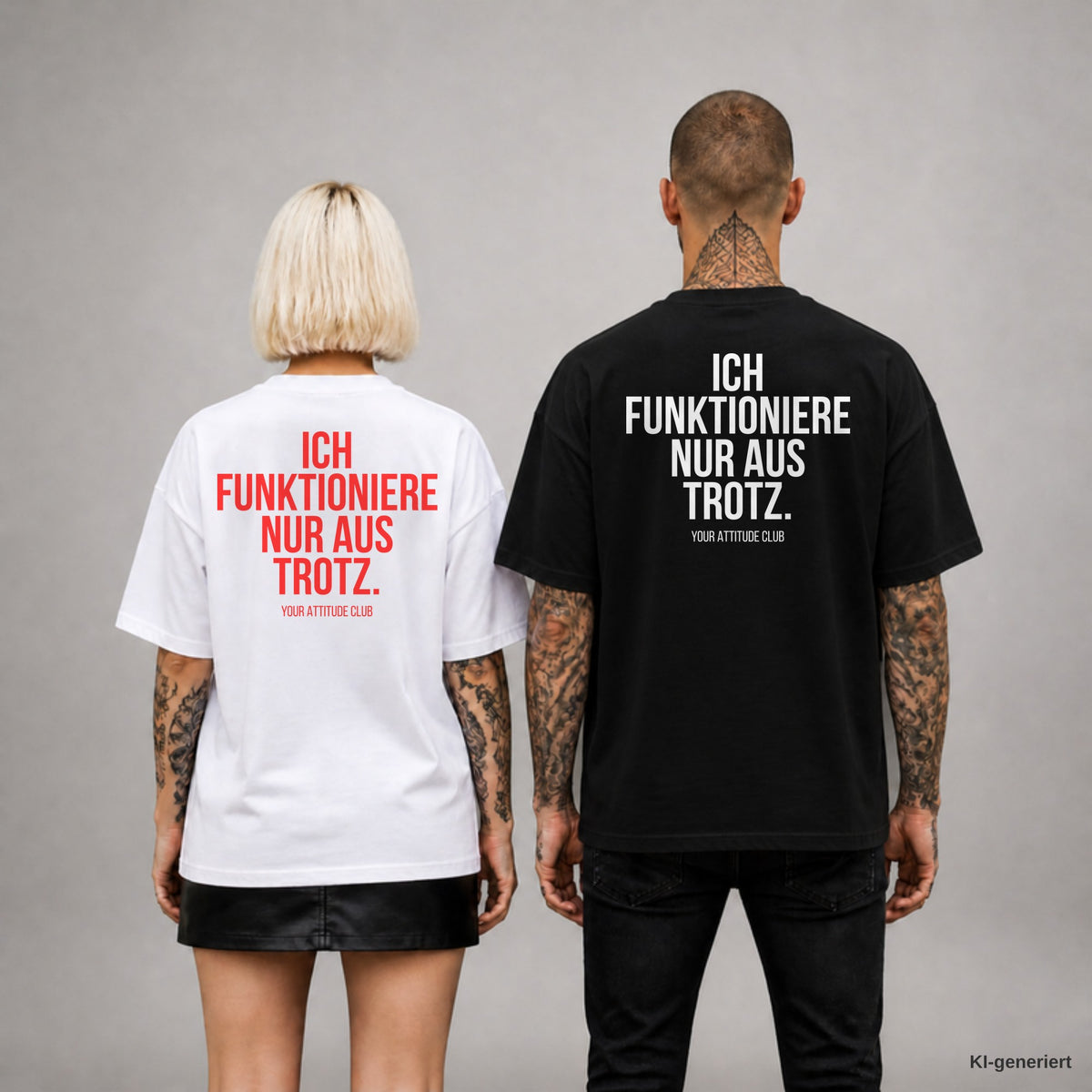 ICH FUNKTIONIERE NUR AUS TROTZ. – Oversize T-Shirt Unisex mit Backprint, Frau in Weiß mit rotem und Mann in Schwarz mit weißem Aufdruck