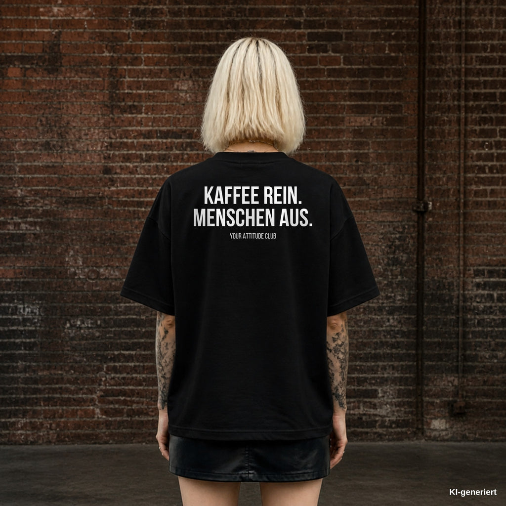 KAFFEE REIN. MENSCHEN AUS. – schwarzes Oversize T-Shirt mit weißem Backprint, Damen
