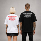 MEINE MOTIVATION WURDE NICHT MITGELIEFERT. – Oversize T-Shirt Unisex mit Backprint, Frau in Weiß mit rotem und Mann in Schwarz mit weißem Aufdruck
