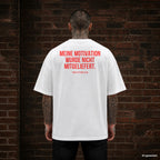 MEINE MOTIVATION WURDE NICHT MITGELIEFERT. – weißes Oversize T-Shirt mit rotem Backprint, Herren