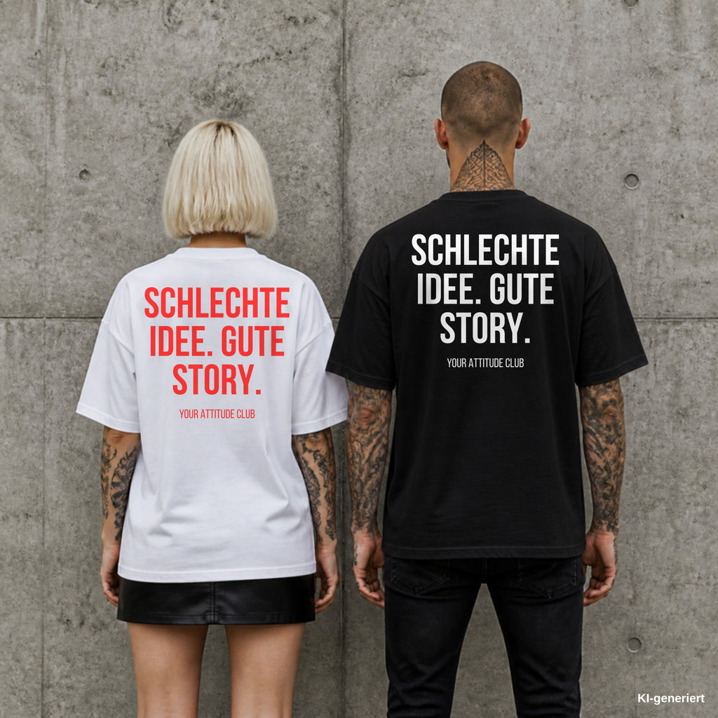 SCHLECHTE IDEE. GUTE STORY. – Oversize Shirt mit Spruch auf dem Rücken, Paar in Weiß und Schwarz vor Betonwand