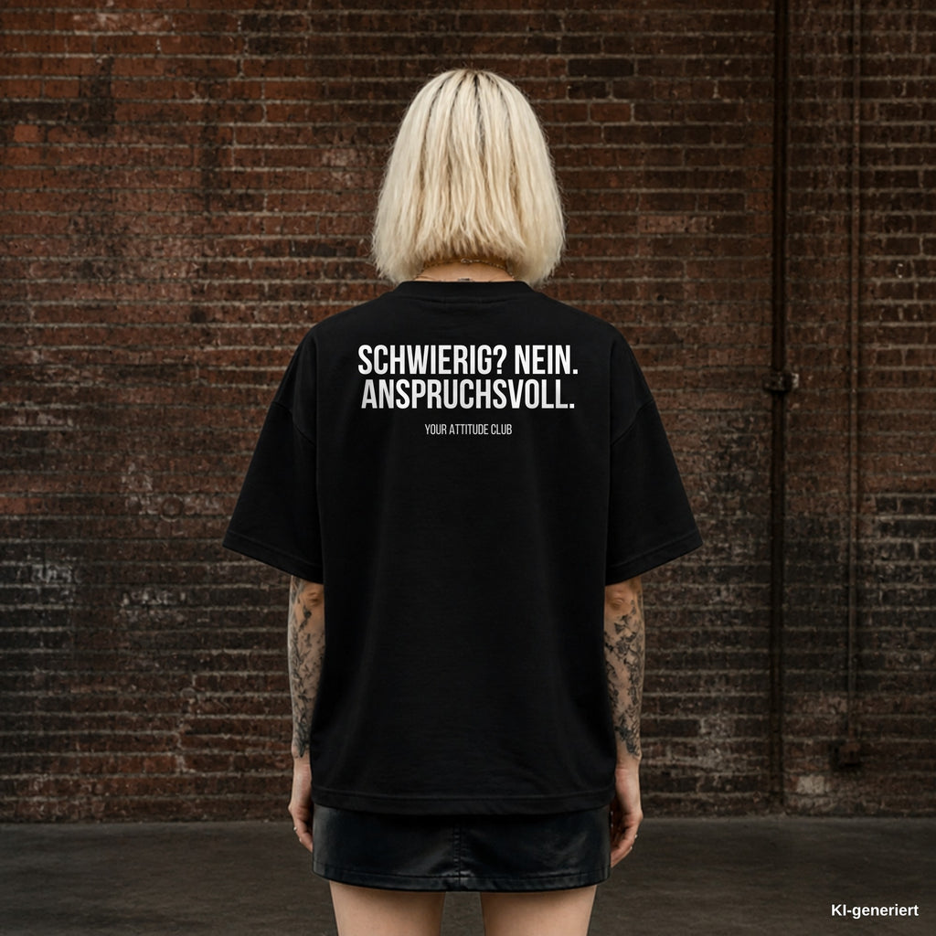 SCHWIERIG? NEIN. ANSPRUCHSVOLL. – schwarzes Oversize T-Shirt mit weißem Backprint, Damen