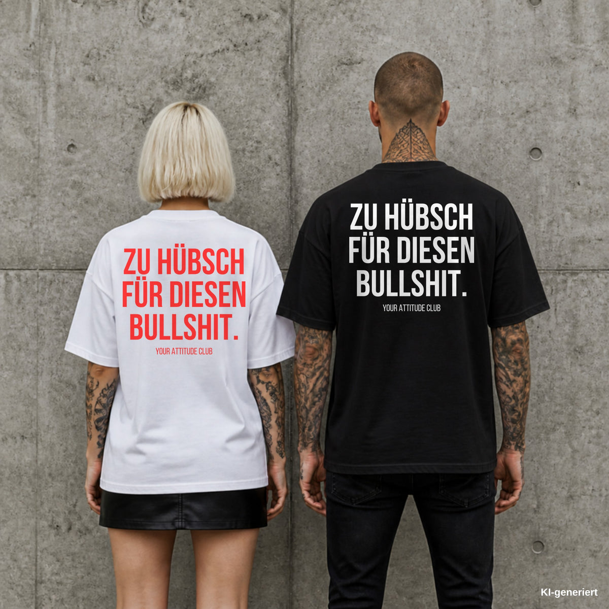 ZU HÜBSCH FÜR DIESEN BULLSHIT. – Oversize Shirt mit Spruch auf dem Rücken, Paar in Weiß und Schwarz vor Betonwand